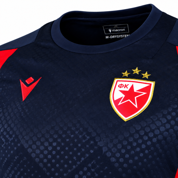 Preview: FK Crvena zvezda Trainingsshirt Detail mit Vereinswappen und Macron Logo